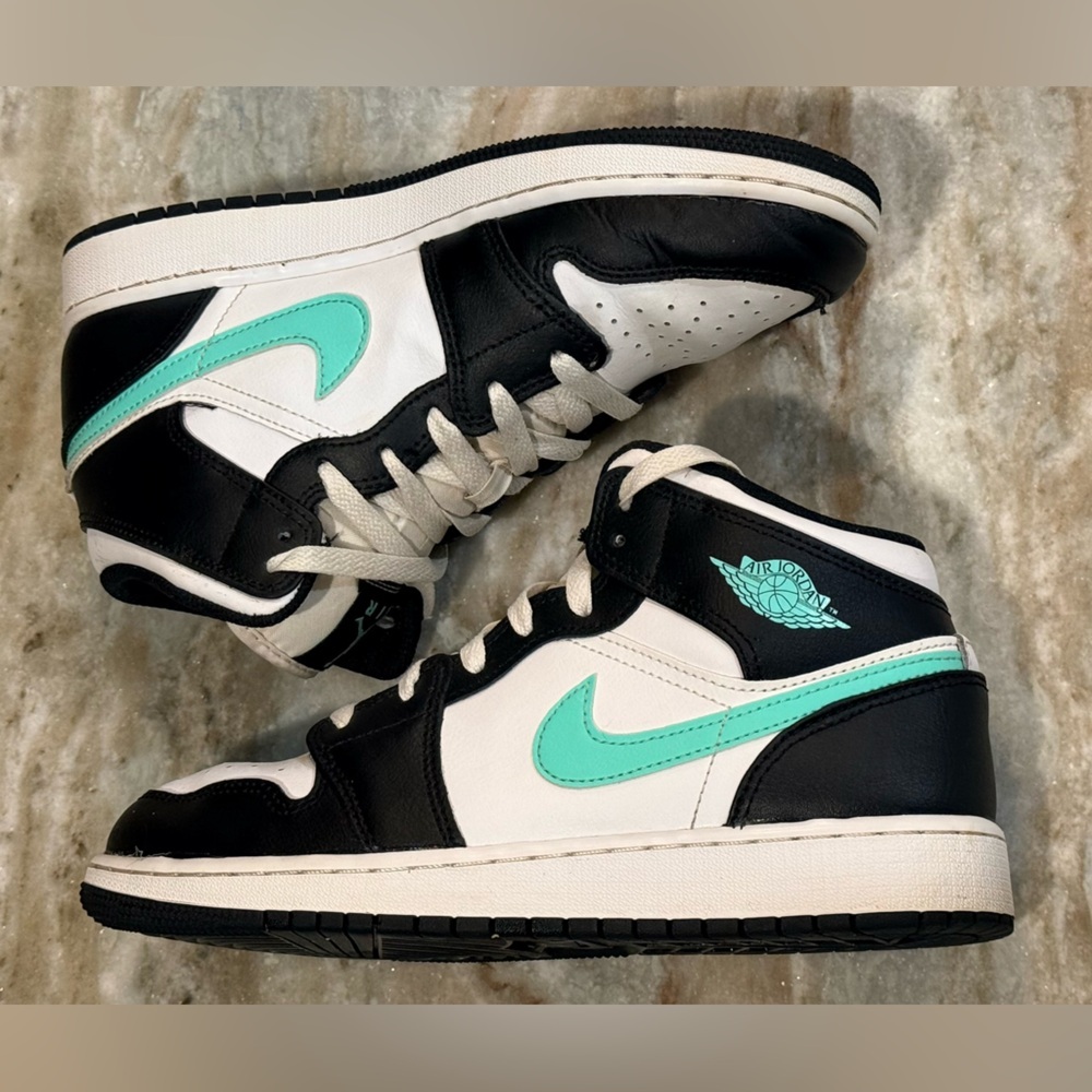 Youth NIKE Air Jordan 1 Mid high top sneakers- green glow/white/black. Size 6.5Y - Picture 5 of 10